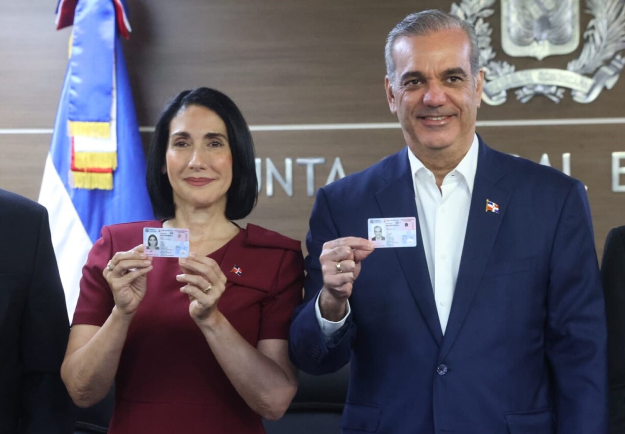 Abinader y Raquel Arbaje son los primeros en recibir la nueva cédula de identidad